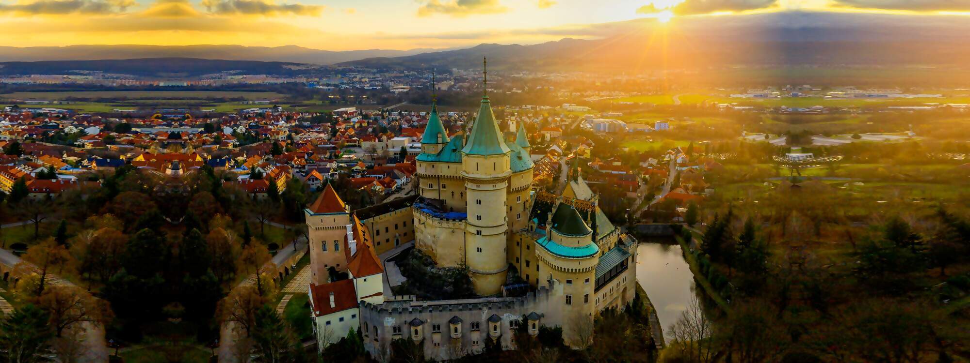 Sonnenaufgang im Herbst auf dem Schloss Bojnice in der Slowakei